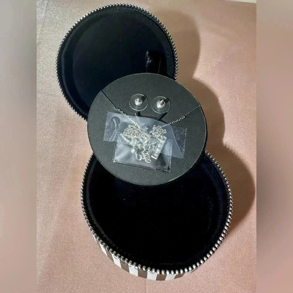 WHBM Silver & Rhinestone Earrings & Necklace Set With Gift Box - Picture 5 of 7